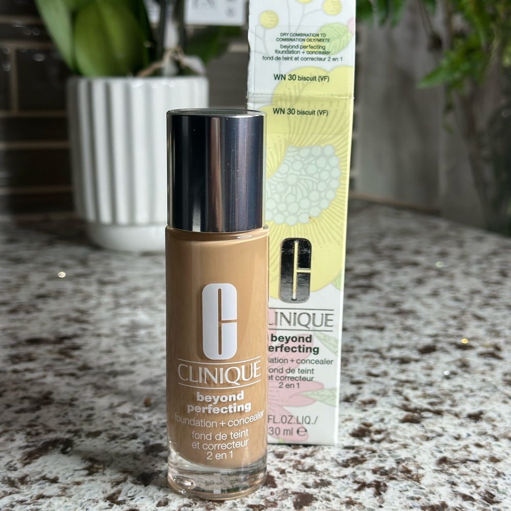 Clinique Beyond Perfecting Foundation + Concealer - WN 30 Biscuit
